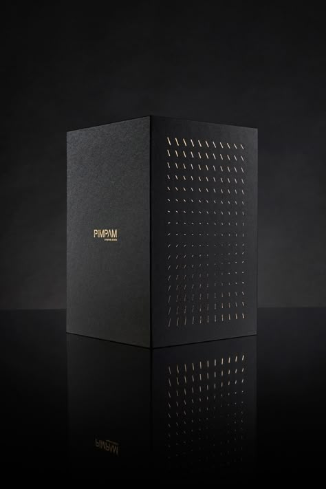 #esteañolovamosapetar on Packaging of the World - Creative Package Design Gallery Black Packaging Box Design, Black Packaging Design, Black Box Design, Brand Bible, Shoe Packaging, Luxury Box Design, Packaging Concept, Luxury Packaging Design, Black Packaging