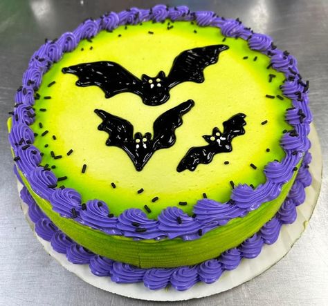 Bat Birthday Cake, Cute Halloween Cakes Simple, Round Halloween Cakes, Halloween Cakes Birthday, Dq Cakes Designs, Simple Halloween Cakes, Easy Halloween Cake Decorating, Cool Cake Ideas, Halloween Theme Cake