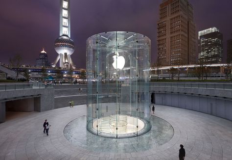 Located in Pudong district  in Shanghai, China, this Apple Store is the first Shanghai store for Apple Inc. Designed by Bohlin Cywinski Jackson Architecture, who also designed the iconic Apple Store Fifth Avenue, NYC, the entrance to the store is marked by a large glass cylinder thirty-two feet high. The glass structure sits in a large urban plaza below a circular sunken court. Once visitors enter the cylindrical entry, they then descend to the store below the plaza on a spiral glass staircase. Apple Store Design, Farnsworth House, Iphones For Sale, Kengo Kuma, Design Del Prodotto, Apple Inc, Apple Mac, Apple Store, Microsoft Windows