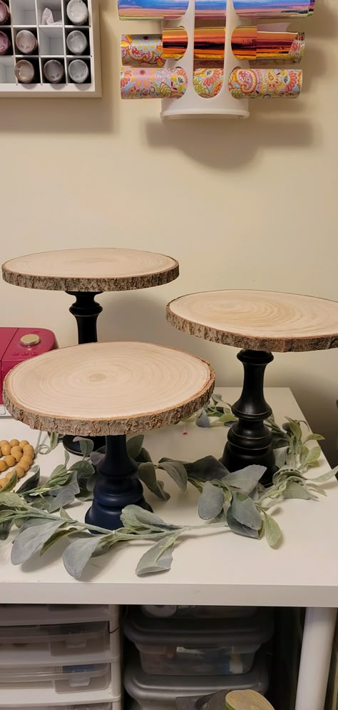 Diy Dessert Tray Tiered Stand, Graduation Cake Table Display, Diy Dessert Tier Stand, Rustic Cookie Display Ideas, Wooden Cake Stand Diy, Diy Wooden Tiered Tray, Diy Wood Cupcake Stand, Diy Food Display Stands, Diy Dessert Stand Display