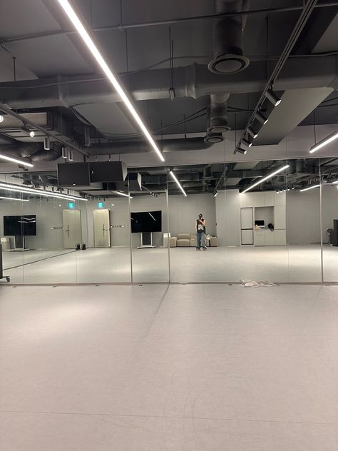 bubble nct²³ 🫧 on Twitter: "#TAEYONG 🌹 via bbl https://t.co/YtkuZCMstL" / Twitter Studio Dance Room Kpop, Plan Studio, Dance Studio Design, Dance Logo, Dance Rooms, Dance Dreams, Dream Music, Dance Academy, I'm Ok