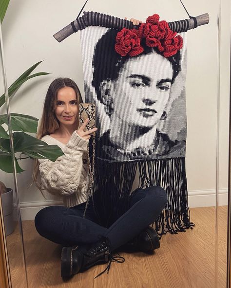 WhiteRavenMacrame on Instagram: “🇬🇧 This project is very important to me. Frida Kahlo was a unique, strong and talented woman, so I put my whole heart into this work, I…” Three Red Roses, Crochet Wall Art, Crochet Boho Bag, Macrame Dream Catcher, Natural Bohemian, Wall Hanging Macrame, Macrame Boho, Contemporary Embroidery, Custom Crochet