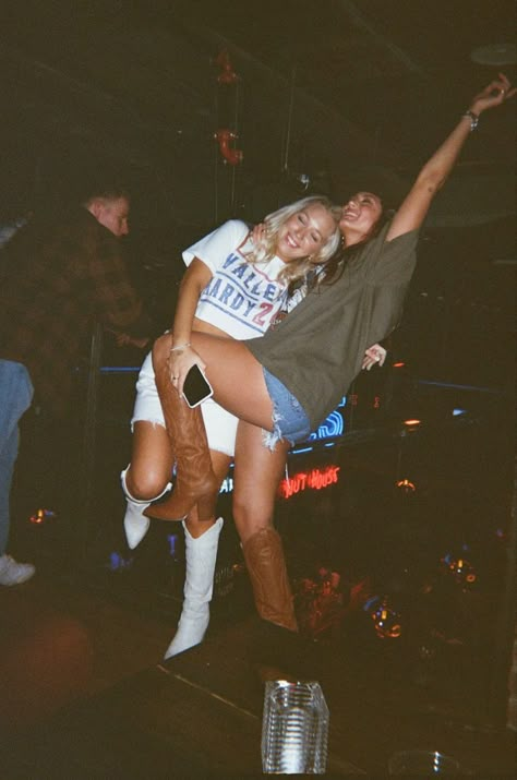 Nashville Pics With Friends, Insta Photo Ideas Nashville, Poses For Pictures Instagram Nashville, Glam Country Aesthetic, Nashville Insta Pics, Nashville Ig Pics, Hot Nashville Outfits, Nashville Friend Pictures, Nashville With Friends