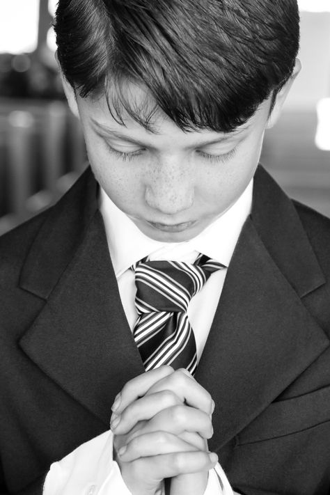 First communion pictures in black and white. First Communion Photoshoot Boys, Confirmation Photoshoot, First Communion Pictures, Communion Pictures, Communion Photoshoot, First Communion Photography, First Communion Boy, Communion Photos, Boy First Communion