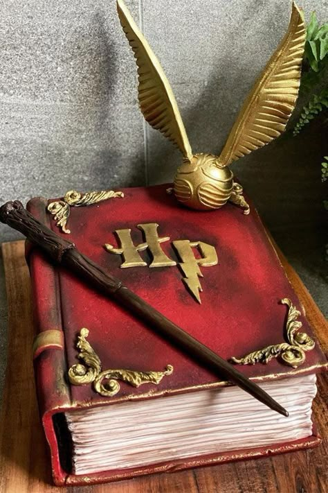 Harry Potter Cake Designs, Harry Potter Book Cake, Harry Potter Birthday Cake Ideas, Tort Harry Potter, Harry Potter Theme Cake, Gateau Harry Potter, Harry Potter Desserts, Harry Potter Cakes, Harry Potter Theme Birthday