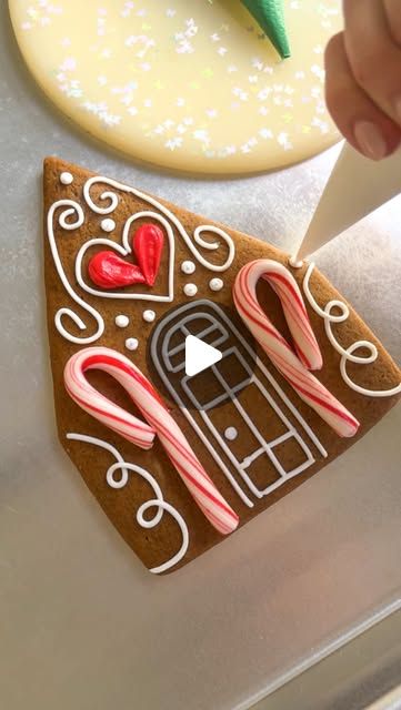 Laura Luk | Atlanta Custom Cookies on Instagram: "Take a trip down candy can lane with us on December 4th at our Gingerbread House Decorating class at @oodazu 🎄 We only have a few spots left so comment “GINGER” and I’ll send you the link to register! #royalicingcookies #decoratedcookies #atlantacustomcookies #atlantacookies #cookieclass #gingerbreadhouse" Candy Cane Gingerbread House, Gingerbread House Candy Ideas, Gingerbread House Ideas Decoration, Graham Cracker Gingerbread House, Gingerbread House Decorating, Gingerbread House Candy, Gingerbread House Template, Gingerbread House Parties, Gingerbread House Designs