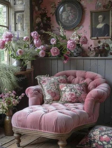 Shabby Chic Home Decor Ideas, Vintage Boho Furniture, Boho Shabby Chic Decor, Vintage Living Rooms, Decorating With Pink, Vintage Shabby Chic Bedroom, Pretty Chairs, Country Victorian, Shabby Chic Decor Vintage