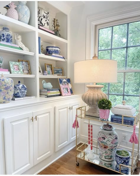 Chinoiserie Library, Millennial Decor, Styling Bookshelves, Grandmillenial Style, Blue And White Living Room, Home Decorating Ideas Living Room, Decorating Bookshelves, College House, Living Room Cozy