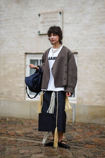 Brown And Brown Outfit, Avant Garde Outfits Street Styles, White Tee Outfit, Skirts For Fall, White Tees Outfit, Sagittarius Sun, City Street Style, Autumn Lookbook, Copenhagen Street Style