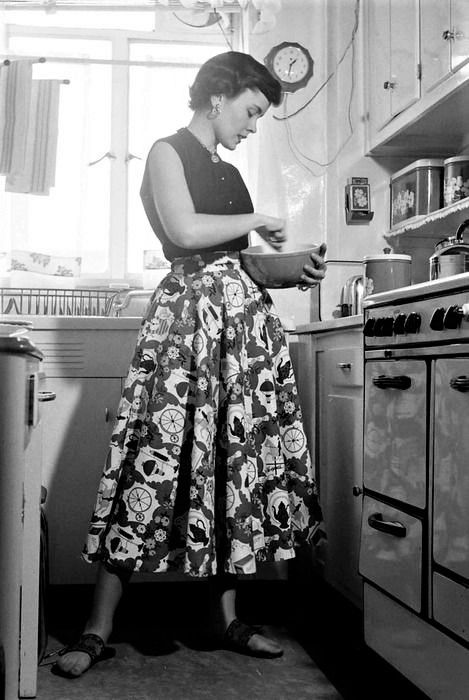 1950s Housewife Fashion, 50s Housewife, Housewife Dress, 1950s Housewife, Vintage Housewife, 1960s Dresses, Retro Housewife, Career Girl, 1950s Style