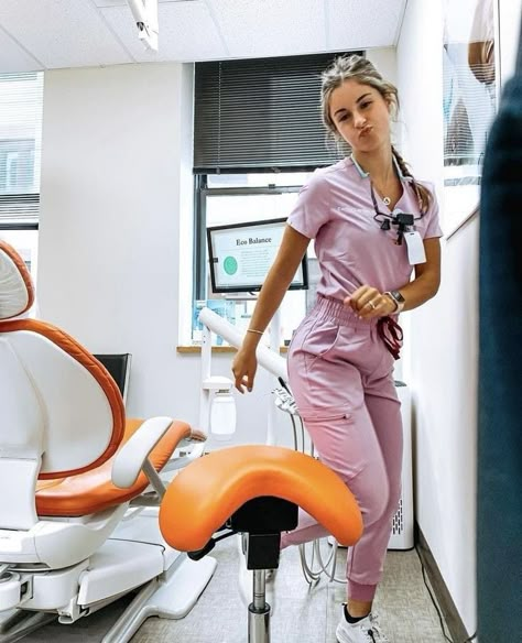 Dental Assistant Scrubs Fashion, Dentist Outfit Female, Hairstyles For Dental Assistants, Dental Assistant Outfits, Medical Scrubs Aesthetic, Orthodontist Aesthetic, How To Style Scrubs, Dentist Outfit, Dental Hygiene Aesthetic