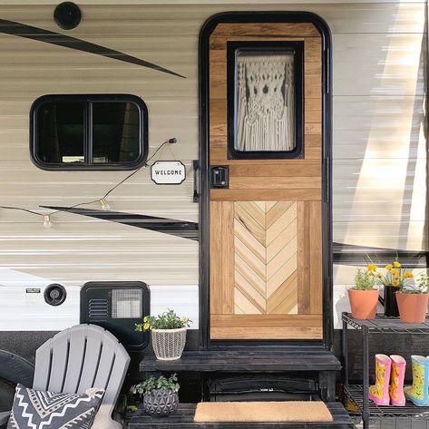 Chelsie Maury on Instagram: “GUYS! I think I just fell in love with a flippin door 🙈. It’s finally done after two very long days. . Thank you everyone who did the poll…” Camper Door Makeover, Pop Up Camper Accessories, Airstream Decor, Rv Style, Family Guys, Tiny Mobile House, Rv Inspiration, Rv Interior Remodel, Vintage Camper Remodel