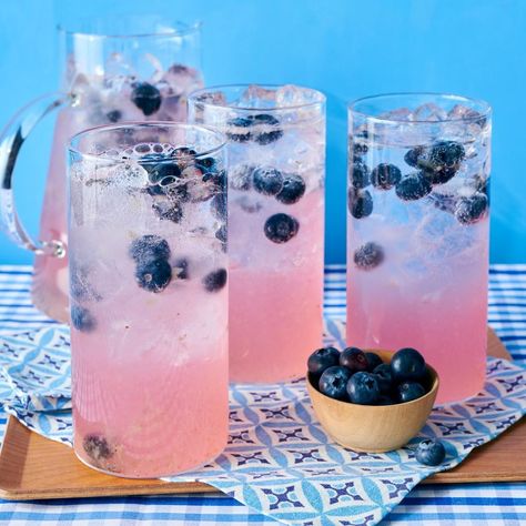 pioneer woman blueberry lemonade recipe Sparkling Blueberry Lemonade, Best Sides For Bbq, Easy Spring Cocktails, White Wine Spritzer, Labor Day Recipes, Best Summer Recipes, Firework Show, Spritzer Recipes, Grilled Watermelon