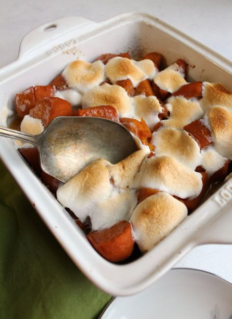 Thanksgiving Sweet Potatoes, Thanksgiving Sweet Potato Casserole, Thanksgiving Sweet Potato Recipes, Thanksgiving Sweet Potato, Easy Sweet Potato Recipes, Sweet Potatoes With Marshmallows, Marshmallow Topping, Sweet Potato Thanksgiving, Sweet Potato Casserole Easy