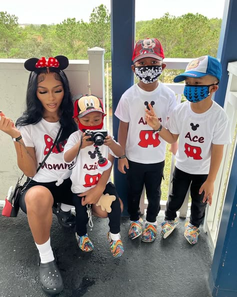 Mother And Son Disney Outfits, Disney World Family Pictures, Mickey Mouse Photo Shoot Ideas, Disney World Family Outfits, Mother Goals, Family Disney Outfits, Matching Mommy Daughter Outfits, Disney Family Outfits, Disney Trip Ideas