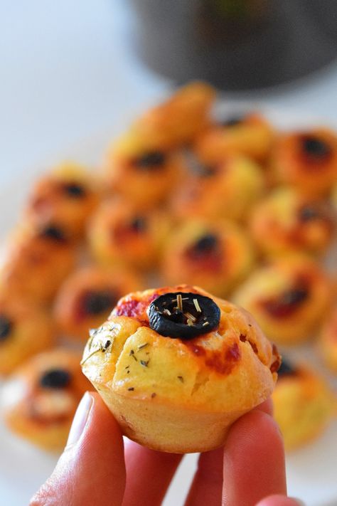 Mini muffins façon pizza - recette pour l'apéritif Muffins Cake, Pizza Muffins, Muffin Cake, Mini Muffins, Croquettes, Flan, Finger Foods, Muffins, Pizza