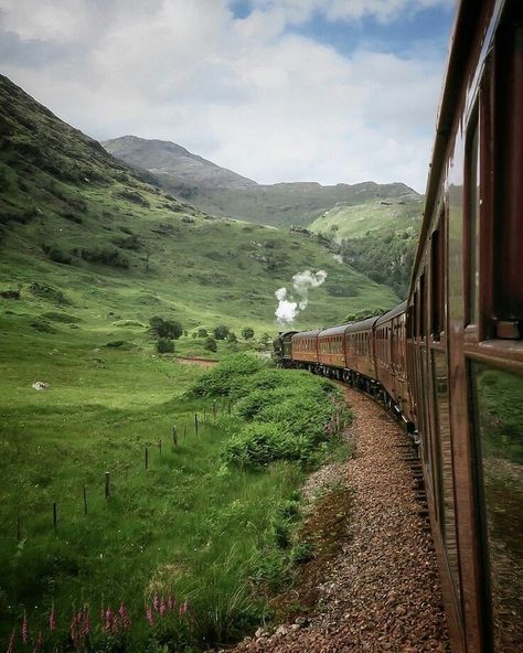 Hogwarts Visuals, Hogwarts Train, Shifting Hogwarts, Harry Potter Train, Hogwarts Shifting, Shifting To Hogwarts, Scottish Countryside, Buku Harry Potter, Marauders Dr