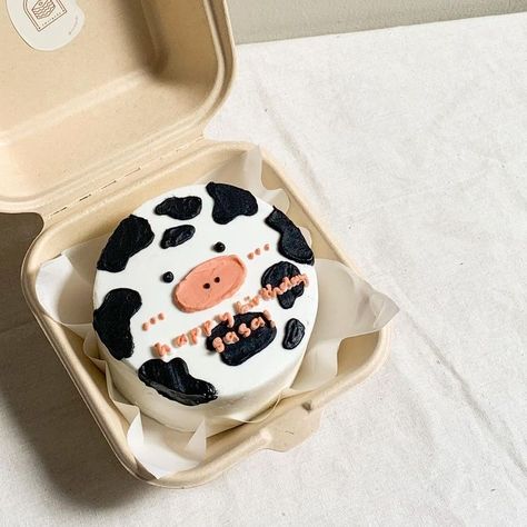 Minimal Cakes, Korean Lunch Box, Cow Birthday Cake, Kue Fondant, Simple Birthday Cake Designs, Lunchbox Cake, Cow Cakes, Candy Birthday Cakes, Tiny Cakes