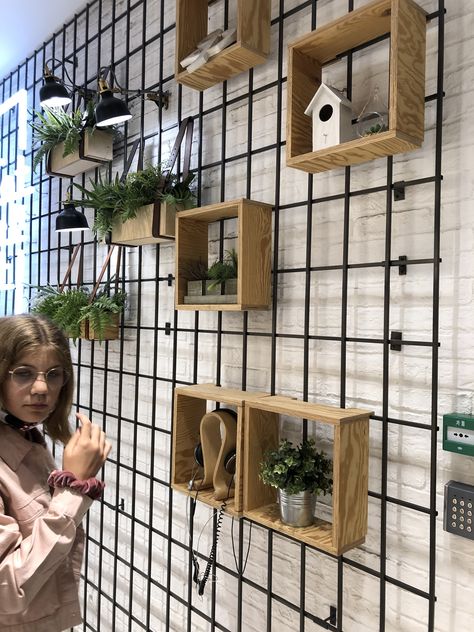 Gridwall Display Ideas, Pottery Booth Display, Wire Grid Wall, Grid Wall, Clothing Store Interior, Minimalist Garden, Bay House, Container Design, Art Storage