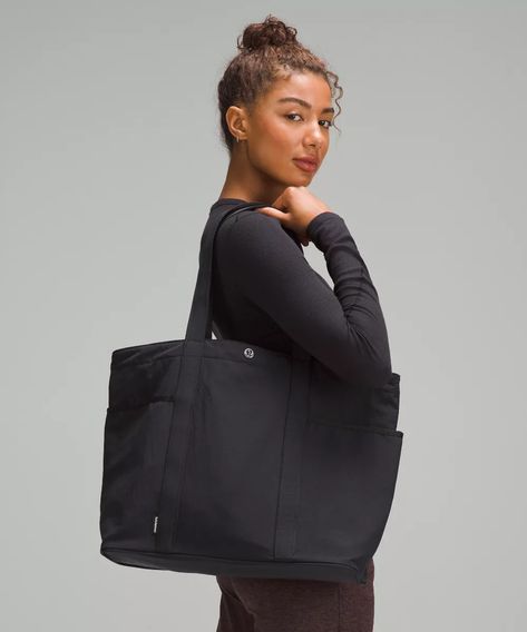 Daily Multi-Pocket Tote Bag 20L | lululemon Hong Kong SAR Lulu Tote Bag, Tote With Water Bottle Pocket, Nursing Bags For Nurses, Ootd With Tote Bag, Nurse Bag For Work, Bags For College Student, Nurse Bag Essentials, Lululemon Educator, Senora Era