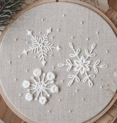 Embroidery Ideas Christmas, Embroidery Ideas Simple, Snowflake Embroidery Pattern, Embroidery Patterns Christmas, Embroidery Snowflake, Christmas Embroidery Hoop, Snowflakes Embroidery Pattern, Christmas Embroidery Ideas, Embroidery Hoop Christmas