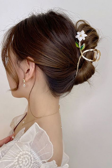 Gold Gardenia Claw Clip Flowers Hair Clips, Hot Necklaces, Hair Accessories Tiara, Ponytail Clip, Hair Accessories Collection, Trend 2024, Metal Hair, Hair Game, Metallic Hair