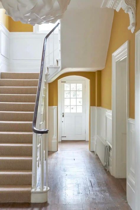 Yellow Hallway Ideas, Entranceway Ideas, Victorian Hallway Ideas, Lambriseringen Gang, Hallway Stairs And Landing, Hallway Colour Schemes, Yellow Hallway, Yellow Stairs, Stairs And Hallway Ideas