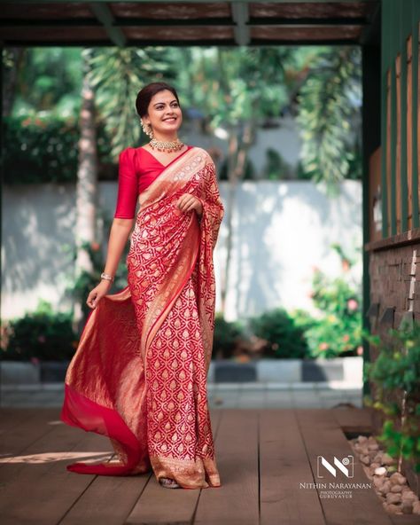 One Side Pallu Saree Poses, Silk Saree Photoshoot, Kanchivaram Saree, Model Photoshoot Poses, Saree Stills, Reception Saree, Bride Photos Poses, Wedding Stills, Saree Photos