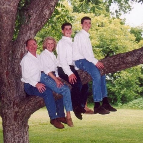 40 Bad Family Photos that Went Wrong Funny Photo Shoot Ideas, Ladies Poses, Silly Couples, Bad Family Photos, Funny Photoshoot Ideas, Funny Photoshoot, Sibling Photoshoot, Bad Family, Calendar Photo