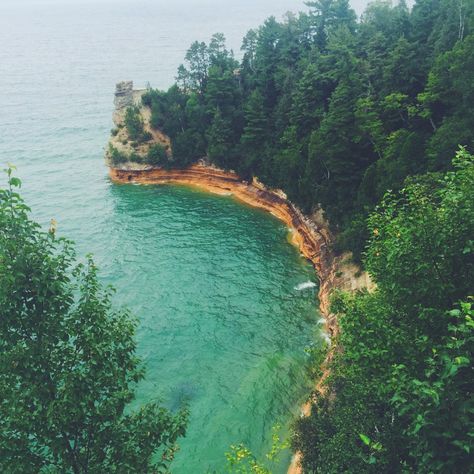 Check out this Michigan bucket list full of quirky travel tips. Including the best Michigan hotels, tours, restaurants, outdoor experiences, and more! #michigan #puremichigan #michiganbucketlist #travel Michigan Activities, Michigan Hiking, Michigan Bucket List, Things To Do In Michigan, Travel Michigan, Michigan Beaches, Glamping Site, Michigan City, Lake Trip