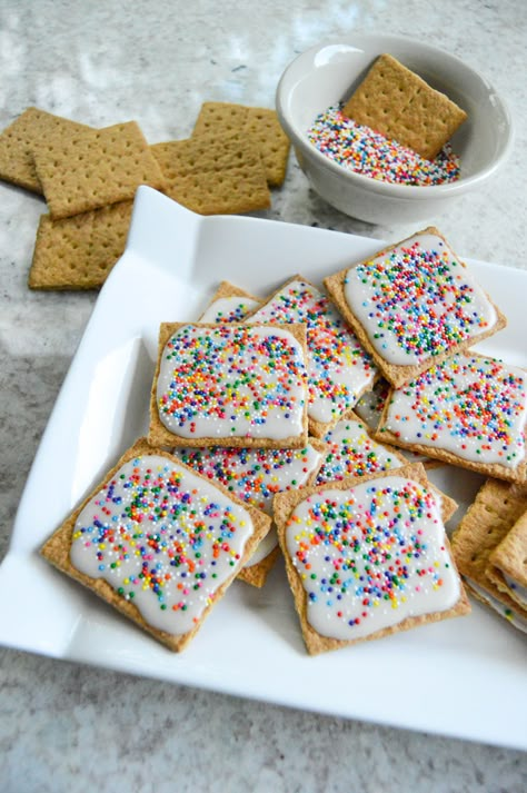 Graham Cracker Snack Ideas, Snacks With Graham Crackers, Graham Cracker Treats, Cracker Treats, Graham Cracker Snacks, Graham Cracker Dessert, Powdered Sugar Frosting, Cracker Dessert, Recipes Dinner Party