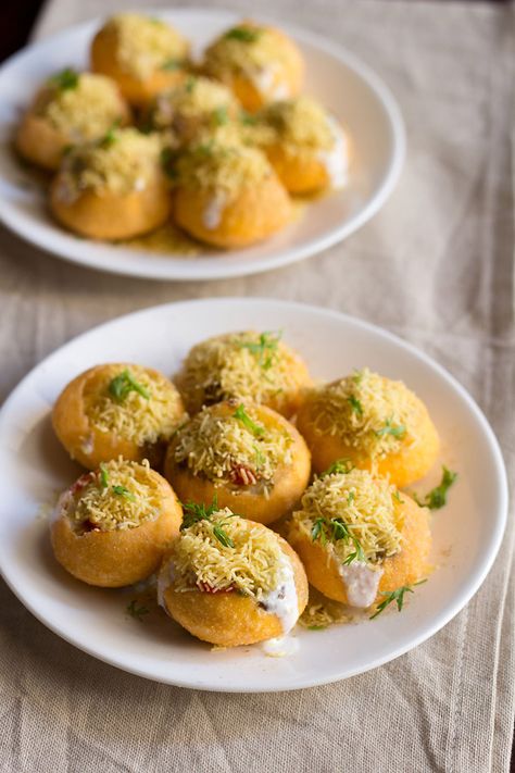 Dahi Sev Batata Puri Recipe, How to make Dahi Batata Sev Puri Recipe Dahi Puri Recipe, Paani Puri, Dahi Puri, Sev Puri, Indian Food Photography, Puri Recipe, Mumbai Street Food, Puri Recipes, Veg Snacks