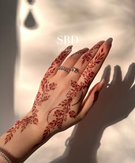 London Henna Artist (@sbd.designs) • Instagram photos and videos Simple Henna Designs Hand, Cute Henna Designs, Jagua Henna, Tattoo Designs Hand, Arabic Henna Designs, Henna Designs Wrist, Mehndi Designs Fingers, Floral Henna Designs, Finger Henna Designs