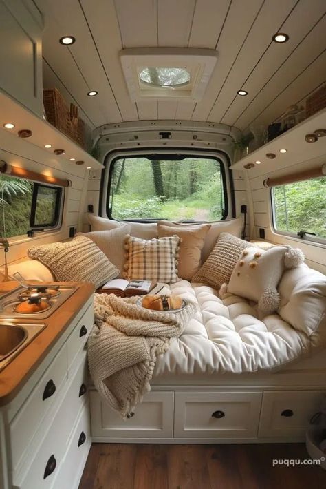 Camper Aesthetic Interior, Van Life Aesthetic Interior, Cute Tiny Homes, Campervan Aesthetic, Camper Interior Design, Bus Living, Kombi Home, Bus House, Campervan Life