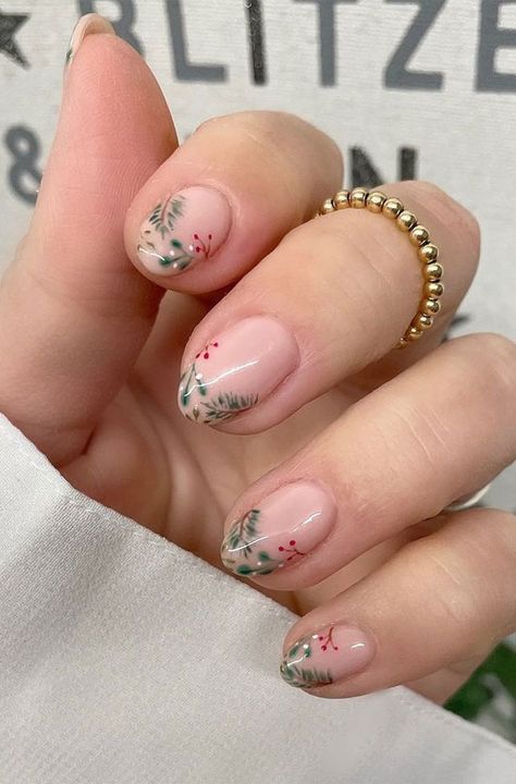 Short Neutral Christmas Nails, Stylish Christmas Nails, Classic Christmas Nails Classy, Understated Christmas Nails, Christmas Holly Nails Designs, Christmas Floral Nails, Christmas Flower Nails, Minimal Holiday Nails, Christmas Wreath Nails