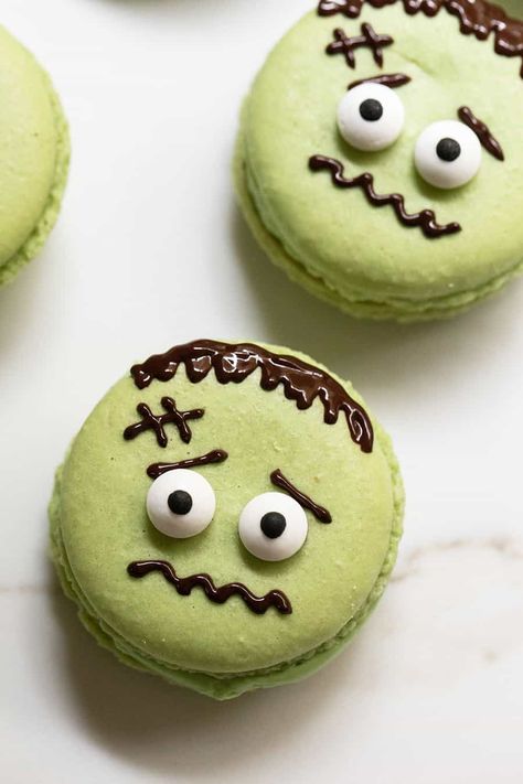 These Frankenstein macarons are perfect for Halloween! A homemade macaron cookie, filled with buttercream and decorated as Frankenstein! #Halloween #Macarons #Cookies #HalloweenCookies #HowtoMakeMacarons #Dessert Frankenstein Macarons, Halloween Punch For Kids, Halloween Recipes Food, Halloween Macarons, Fun Halloween Desserts, Macaron Ideas, Easy Halloween Cookies, Halloween Deserts, Halloween Cookie Recipes