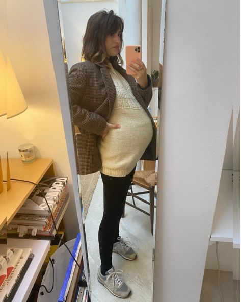 The Parisian Maternity Style Edit Jeanne Damas Pregnancy Style, Chic Pregnancy Style, Maternity Fits, Classic Boots Woman, Pregnant Life, Pregnancy Fashion Winter, Pregnant Outfit, Pregnant Outfits, Greasy Hair