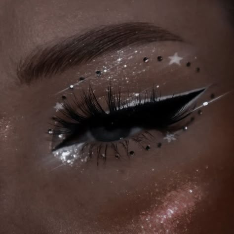 Star Halloween Makeup, Black Sparkly Makeup, Eyeshadow Looks With Rhinestones, Nasa Makeup, Maquillage Yeux Cut Crease, Sparkle Makeup, Angel Makeup, Concert Makeup, Silver Makeup