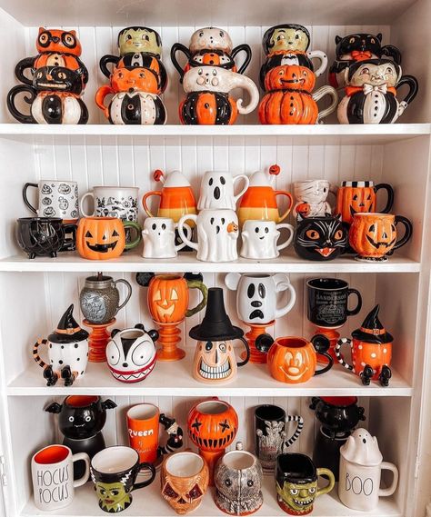 Halloween Mug Display, Halloween Aesthetic Decor, Halloween Kitchen Decor, Halloween Decoration Ideas, Halloween Decor Diy, Hallowen Ideas, Halloween Mugs, Halloween Tattoo, Goth Home Decor