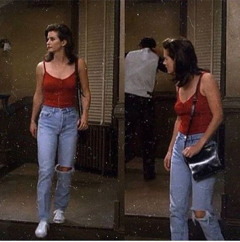 Rachel was known as the fashion queen on "Friends", but that doesn't mean we didn't notice when Monica's outfits totally slayed!!! Could she BE any cuter?! (see proof below) Rachel Green Outfits, Mama Jeans, Friends Outfits, 90s Inspired Outfits, Fest Outfits, Goth Outfit, 90s Outfits, Fabulous Outfits, Monica Geller