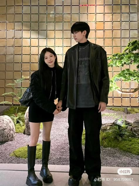 Size Difference Couple Reference, Asian Couple Outfits, Sweet Couple Pictures, Tall Boy Short Girl, Korean Couple Outfits, Amusement Park Outfit, Nightout Outfit, Tall Boyfriend, Short Couples