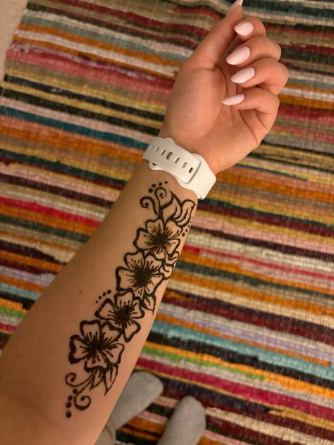 Henna Design On Wrist, Henna Designs Forearm, Henna Arm Tattoo, Henna Designs Arm, Small Henna Tattoos, Small Henna Designs, Cute Henna Designs, Cute Henna Tattoos, Henna Style Tattoos