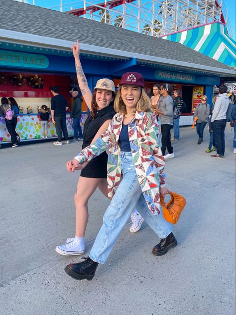 Best Friends Photo Inspo Santa Cruz Photoshoot, Santa Cruz Outfit Ideas, Santa Cruz Aesthetic, Boardwalk Outfit, Wildwood Boardwalk, Best Friend Aesthetic, Santa Cruz Beach Boardwalk, Santa Cruz Beach, Friend Aesthetic