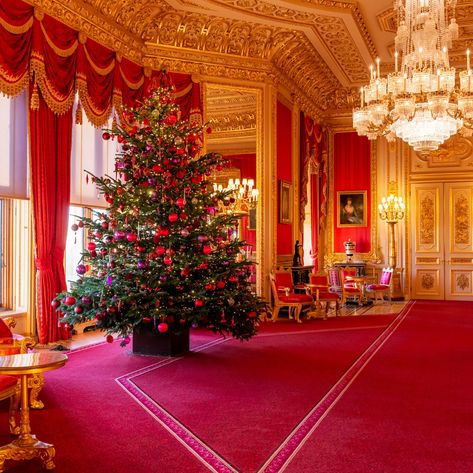 The royal family certainly knows how to deck the halls! 🤩🎄 Todd White Art, Queen And Princess, Castle Christmas, Palace Architecture, Palace Interior, Royal Christmas, Christmas Hamper, The Royal Collection, Royal Residence