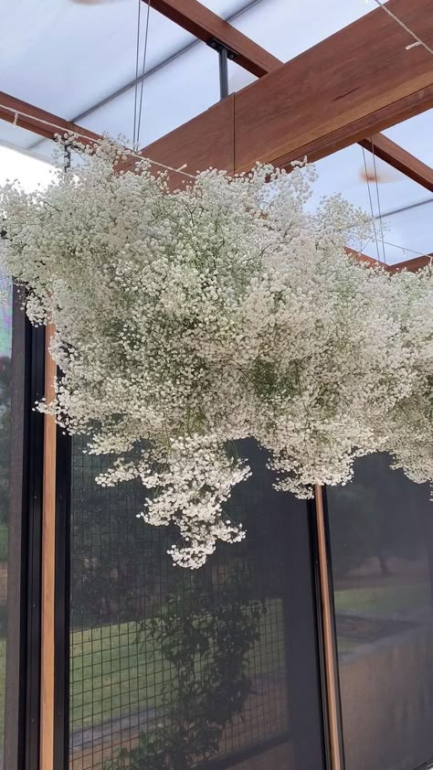 Minimalist Wedding Table Decor, Cloud Video, Minimalist Wedding Table, Gypsophila Wedding, Wedding Minimalist, Minimalist Wedding Decor, Flower Installation, Bridal Table, Salou