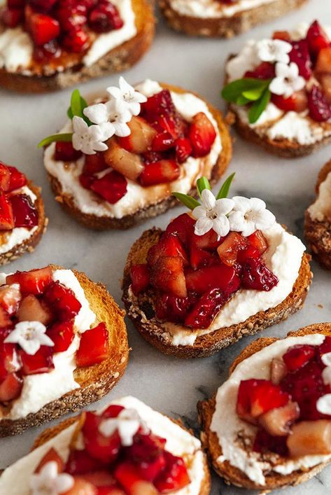 These crostini with balsamic strawberries and ricotta are sweet, tart, creamy and perhaps the prettiest appetizers you can serve at your next fancy picnic, Mother’s Day brunch or bridal shower. They also take less than 20 minutes to prepare! High End Finger Food, Hor D'oeuvres Recipes, Thumbelina Wedding, Picnic Strawberries, Balsamic Strawberries, Strawberry Social, Fancy Picnic, Tasty Sweets, Fancy Appetizers