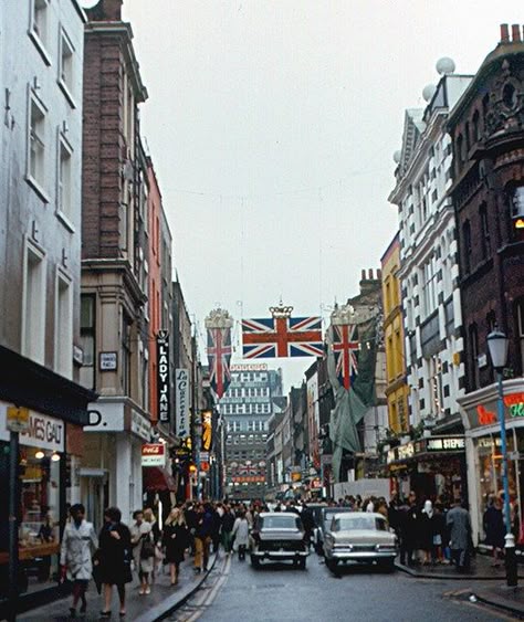 Photographs of life in London in the 60's (8) London 70s Aesthetic, Carnaby Street 60s, London 70s, 60s London, 1960s London, Swinging 60s, Swinging London, Carnaby Street, Walking Down The Street