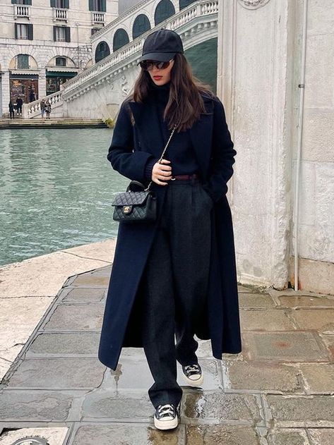 6 Rules French Women Always Follow When Styling Wide-Leg Trousers Wide Trousers Outfit Winter, French Street Style Winter, Black Trousers Outfit Winter, Wide Trousers Outfit, Casual Date Fits, Italy Outfits Winter, Trousers Outfit Winter, Neutral Fall Fashion, Wide Leg Pants Winter