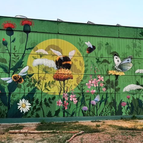 Graffiti Nature Murals, Wall Painting Ideas School, Insect Mural, Murals Street Art Inspiration, Nature Murals Painted, Street Wall Painting Ideas Creative, Environmental Mural, Garden Mural Outdoor Wall Art, Bee Art Ideas