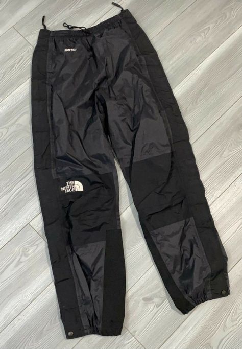 Windbreaker Pants Outfit, Gorpcore Pants, Windbreaker Pants, Street Style Outfits Men, Wardrobe Tips, Baymax, Outfits Chic, Nice Style, Men Fashion Casual Outfits